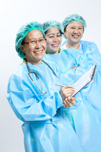 集团的微笑女医生和护士与听诊器和剪贴板