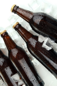 啤酒瓶在冰块中的关闭