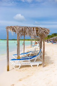 海滩床和雨伞在古巴的海滩