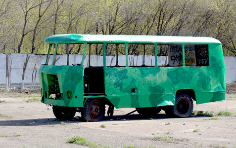 老被遗弃的巴士击毁在干旱山区