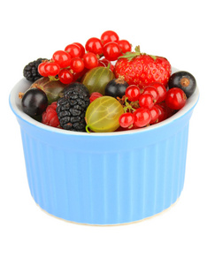 成熟的莓果在碗上白色隔离