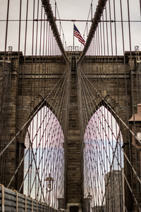 布鲁克林大桥在纽约城背景