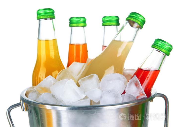 瓶与美味饮料在桶与冰块,孤立在白色