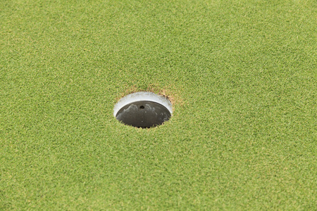 在绿色草地上的高尔夫球洞
