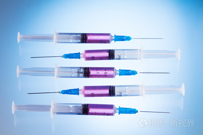 粉色液体注射器注射