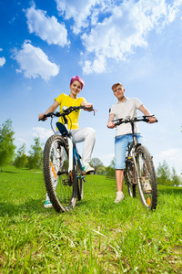 男人和女人骑自行车