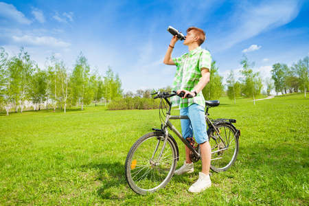 年轻人对自行车的饮用水