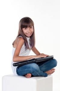 可爱的小女孩坐台笔记本电脑