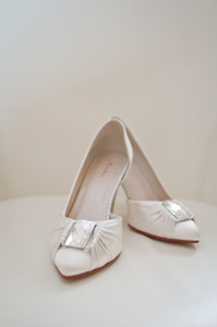 优雅的白色婚礼鞋