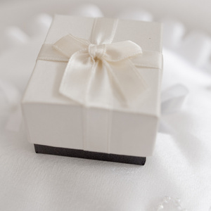 白色礼品盒与白色纺织功能区和弓