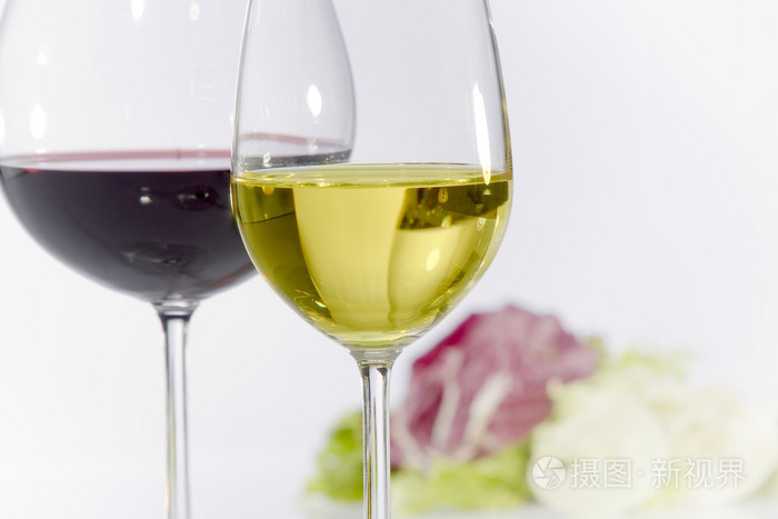 近距离的两个装满了酒的酒杯视图