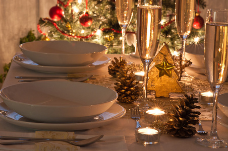 香槟杯装饰的圣诞餐桌
