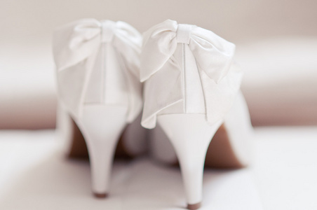 优雅的白色婚礼鞋