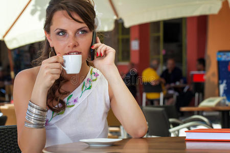 年轻女子正坐在咖啡馆里