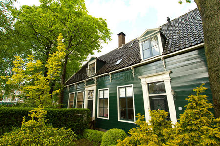 荷兰乡村风光的小老房子和运河在zaanse，净