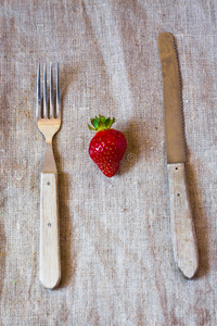 旧餐具和草莓