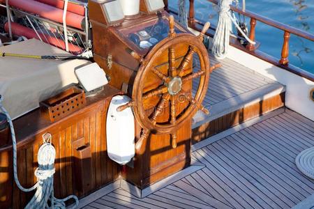 古老的怀旧帆船驾驶舱和柚木舵。