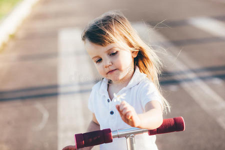 骑着滑板车的漂亮小女孩