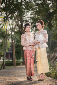 两个漂亮的女孩穿着泰国传统服装