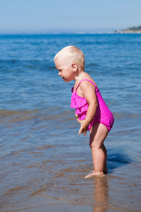 沙滩上的小女孩的肖像