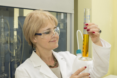 在实验室测量油缸中的女人图片