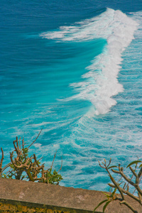 在海洋中大蓝色波浪