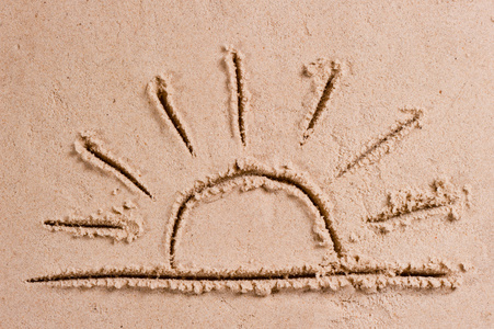 太阳落山绘图在沙海上的地平线上