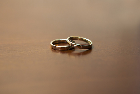 木桌上的两个金结婚戒指