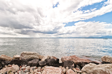 加尔达湖意大利戏剧性的天空