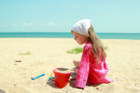 在炎热的夏天一天在海面上休息时尚衣着鲜艳美丽的年轻女孩