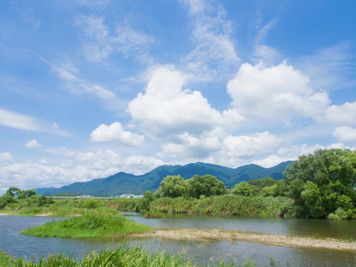 夏季的天空和河