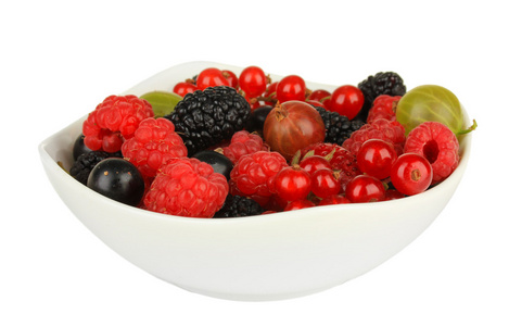 成熟的莓果在碗上白色隔离