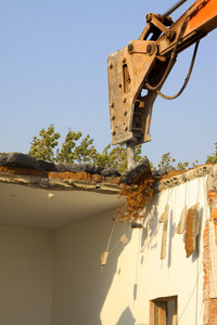拖拉机拆除的房子