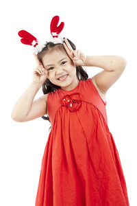 快乐的小女孩在圣诞老人衣服的肖像