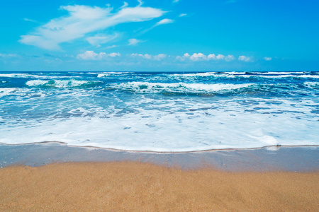 波浪对夏日里的一天