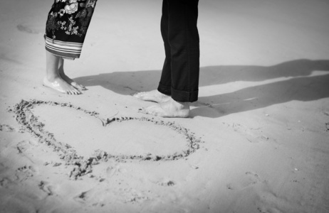情侣在沙滩上和心的象征在沙滩上