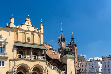 sukiennice 和圣玛丽大教堂在克拉科夫波兰