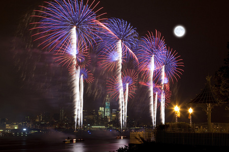 7 月 4 日结束在纽约哈德逊河烟花