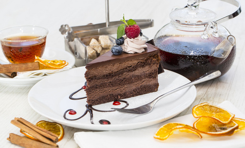 一家餐厅在桌上的巧克力蛋糕