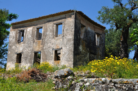 被遗弃的房子和春天风景
