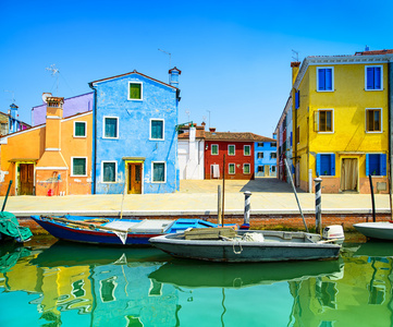 威尼斯地标 布拉诺岛运河 多彩的房子和小船，意大利