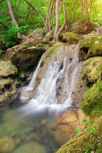 瀑布。流的水在森林和山的地形
