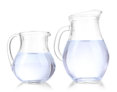 水隔离在白色玻璃 pitchers