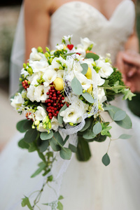 新娘举行婚礼花束与白色的花