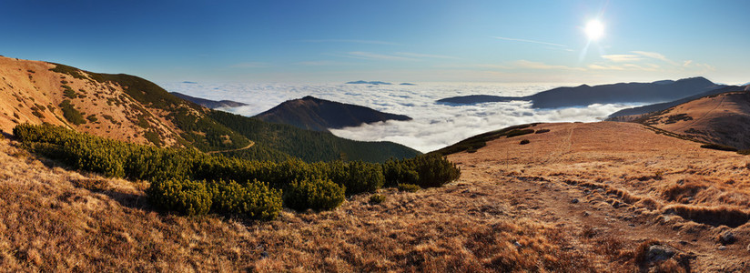 在日落斯洛伐克山低上塔特拉山