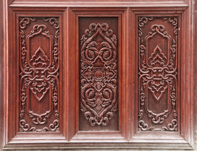 泰国寺庙的木制门古老的艺术图案
