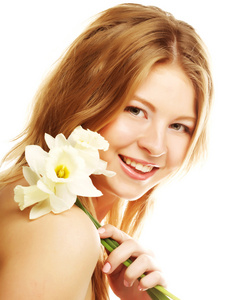 女孩微笑着和与花卉水仙
