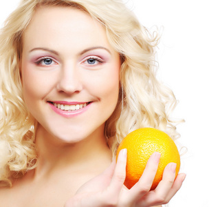 橙色健康的幸福女人的肖像