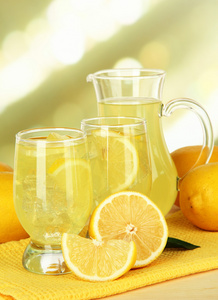 光背景上桌上的美味柠檬水