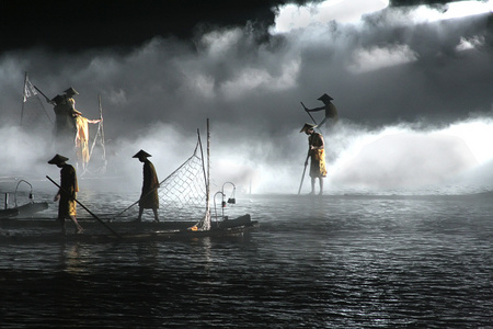 在雾中捕鱼的中国渔民